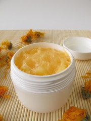 Handcreme mit Ringelblumen