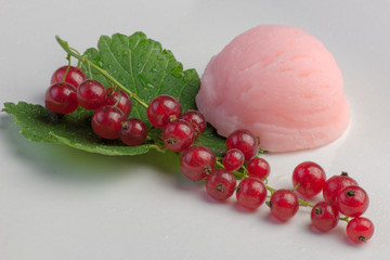 Eiscreme mit Johannisbeeren