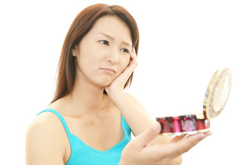 顔のシミを気にする女性
