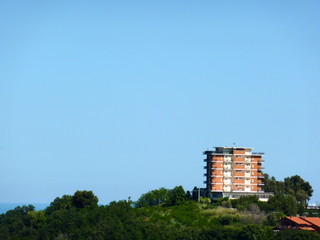 edificio sulla collina