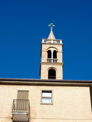 Fototapeta na wymiar dzwonnica kościoła Acquaviva, Marche, Włochy
