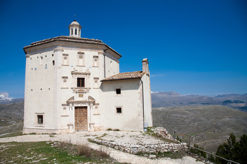 Fototapeta na wymiar Santa Maria della Piet? kościół Rocca Calascio