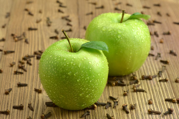Zielone jabłka z goździkami - obrazy, fototapety, plakaty