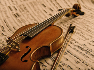 Alte Geige mit Notenblatt
