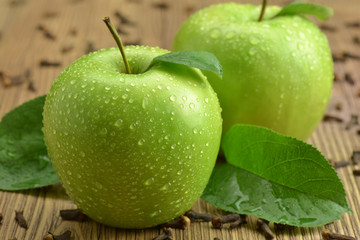 Zielone jabłka z goździkami - obrazy, fototapety, plakaty