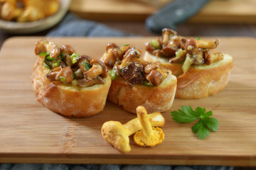 Baguette mit gebratenen Pfifferlingen