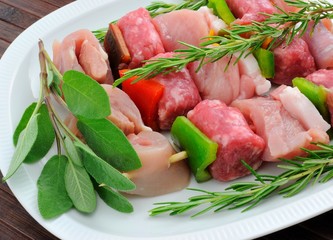 Spiedini di carne mista e peperoni