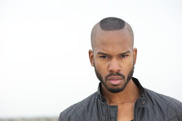 Obraz premium Handsome black man looking at camera