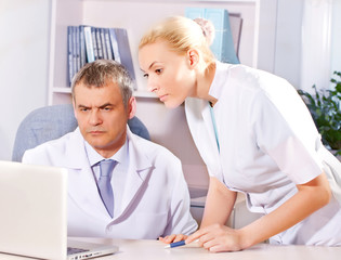 Obraz premium two doctors have conversation