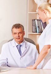 Obraz premium two doctors have conversation