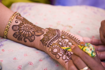 Fototapeta na wymiar Aplikacja henna, ślub, panna młoda, Radżastan, Indie