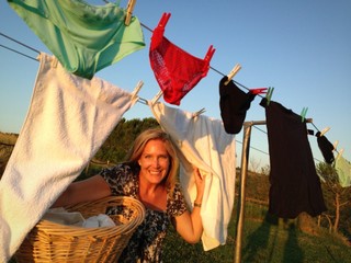 femme pendant du linge