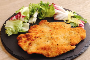 Pollo empanado con ensalada