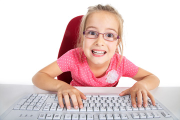 Schulkind vor Computer ahnungslos Porträt