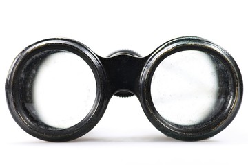 altes Fernglas isoliert auf weißem Hintergrund