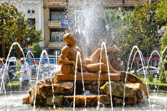 Don Benito, alegor&iacute;a de la Tierra, fuente, chorros de agua