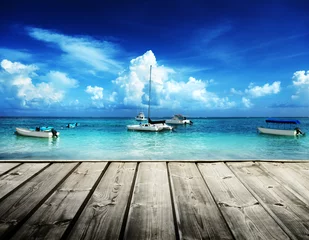 Foto auf Acrylglas Wohnzimmer Karibischer Strand und Yachten
