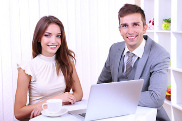 Obraz premium Business partners discussing their business project in cafe