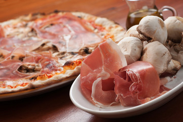 pizza con prosciutto e funghi