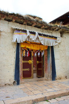Entrance to pavilion. Tibetan monastery. Shangri-la. China.
