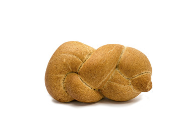 Fototapeta na wymiar Bochenek chleba chała na białym tle