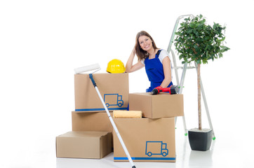 frau sitzt auf gepackten sachen