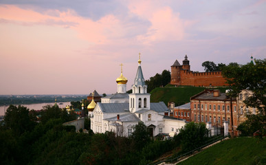 Fototapeta na wymiar Wieczorem widoku Kościół Eliasz Prorok i Kremlin Niżny Nowogród