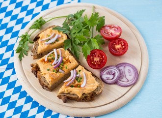 Roggenbrot mit Obatzda und Zwiebel