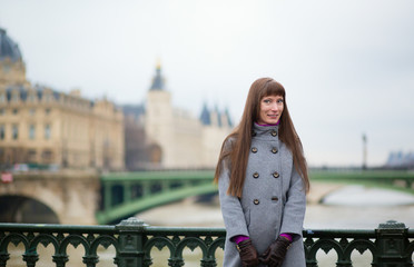 Fototapeta premium Beautiful girl in Paris, on a bridge