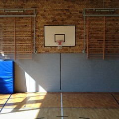 Basketballkorb in Turnhalle