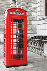 Brytyjska czerwona skrzynka na telefon na londyńskiej ulicy - 53960627