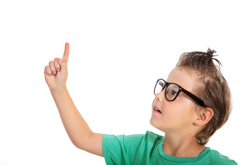 Junge mit Brille in der Schule mit Zeigefinger nach oben Porträt