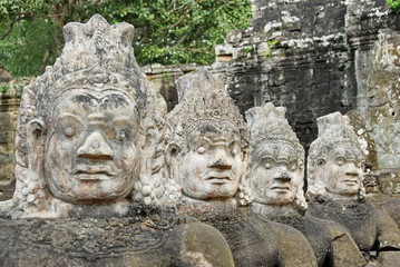 Fototapeta na wymiar Starożytne posągi hinduskich wyłożona w świątyni Angkor Wat kompleksu.