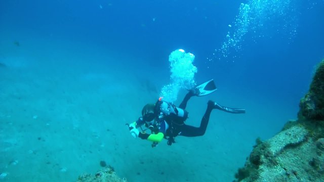 Diver shows signal ok