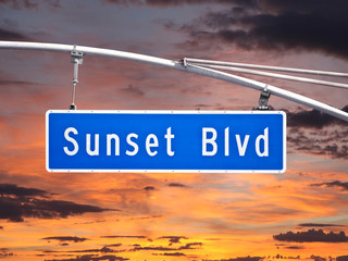 Naklejka premium Sunset Blvd Overhead Street Sign z Dusk Sky