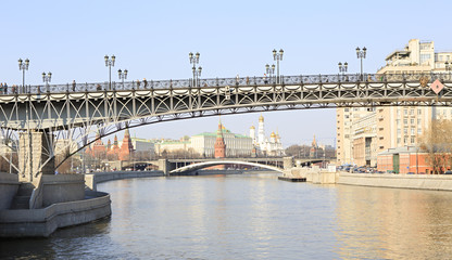 Fototapeta na wymiar Patriarchal bridge over the Moscow river.