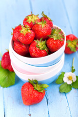 frisch geerntete Erdbeeren im Schälchen