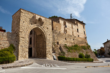 Tolentino, la Porta del Ponte e la cinta muraria