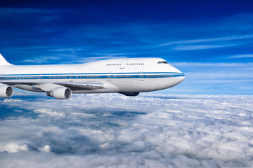 Naklejka na ściany i meble samolot pasażerski w chmurach.