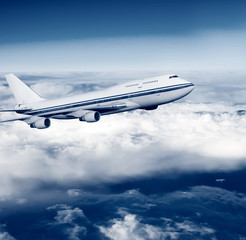 Fototapeta na wymiar samolot pasażerski w chmurach.