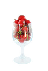 czereśnie w kieliszku na białym tle