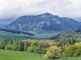 Fototapeta na wymiar Countryside with Pravnac hill near Bobrovnik