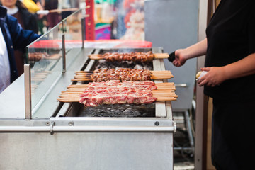 gegrillte Fleischspie&szlig;e auf dem Stra&szlig;enfest