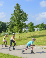 Fototapeta premium Drei Skater im Park