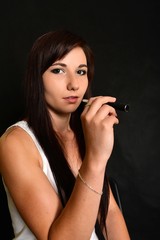 Obraz premium femme avec e-cigarette