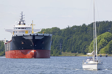 Tanker und Segelboot auf dem Nord-Ostsee-Kanal vor Kiel