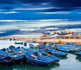 Stoff pro Meter Blaue Fischerboote an einer Ozeanküste in Essaouira, Marokko © seqoya