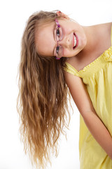 Mädchen mit langen Haaren lächelt Porträt
