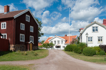 Fototapeta na wymiar Typische Holzarchitektur im Küstenort Pataholm, Småland
