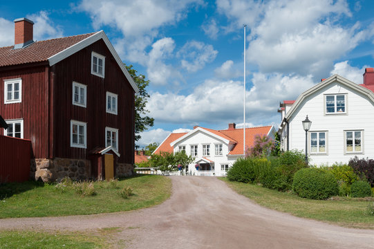 Typische Holzarchitektur im Küstenort Pataholm, Småland